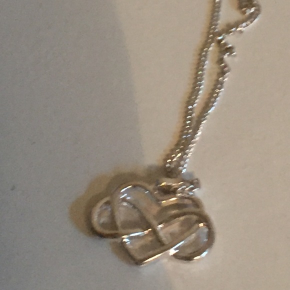 A silver necklace - Picture 1 of 1